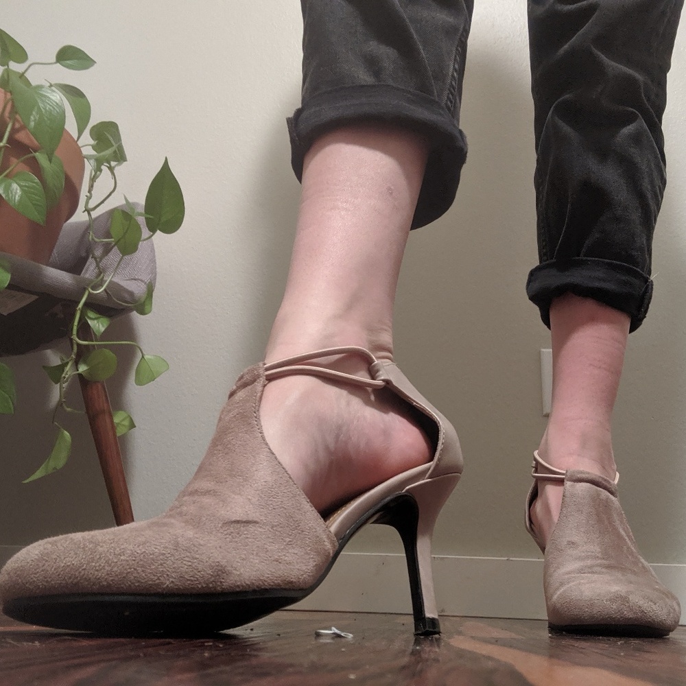 Mauve suede close toed heels